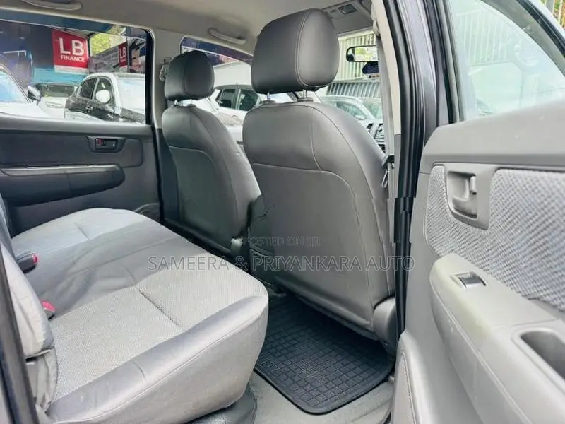 Toyota Hilux Cab 2011