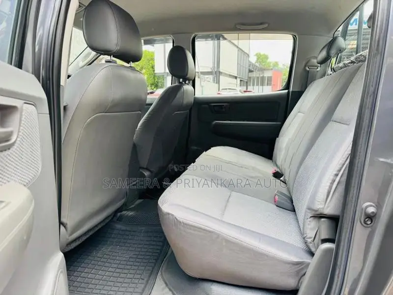 Toyota Hilux Cab 2011