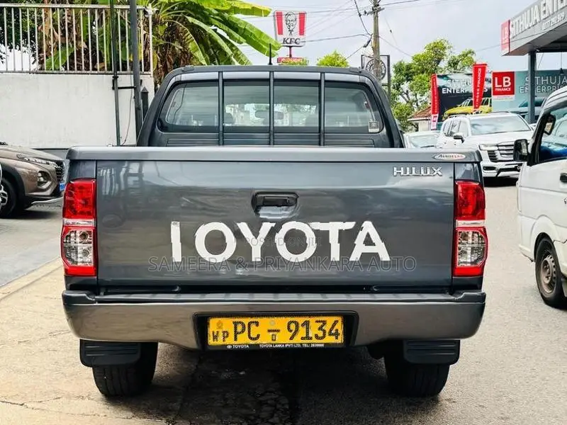 Toyota Hilux Cab 2011