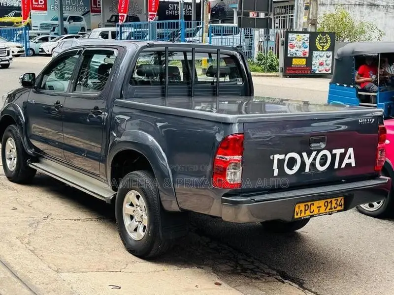 Toyota Hilux Cab 2011