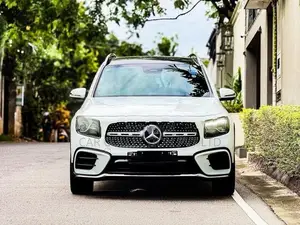 Mercedes Benz GLB 180 AMG 2025