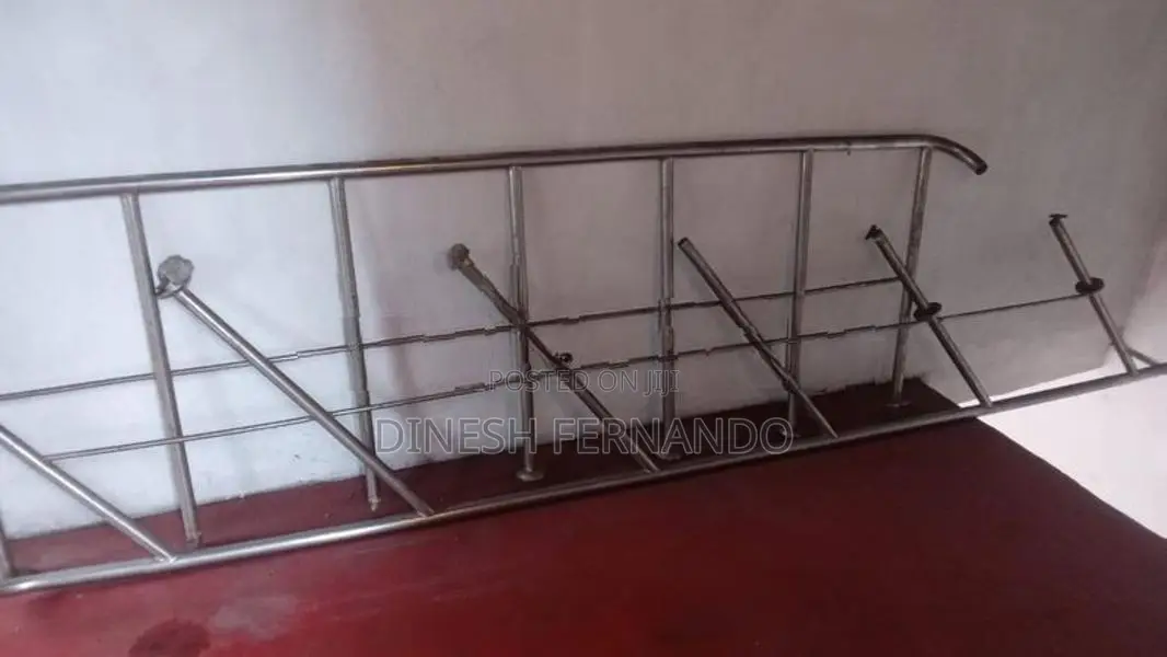 සුදු යකඩ වැටවල් දෙකක්