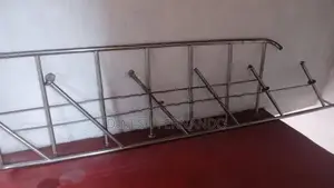 සුදු යකඩ වැටවල් දෙකක්