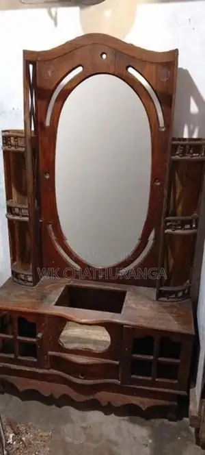 පැරණි මෝස්තරයේ අලංකාර ලී Dressing Table එකක්