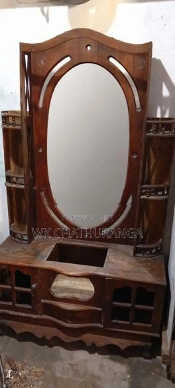පැරණි මෝස්තරයේ අලංකාර ලී Dressing Table එකක්