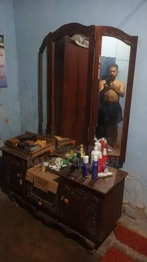 පාවිච්චි කරන ලද කන්නාඩි මේසය විකුනනු ලැබේ.