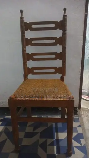 පාවිච්චි කරන ලද ලී පුටු 6ක් ඇත.