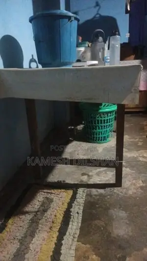 මේසය බාවිත කරන ලද මේස 2ක්