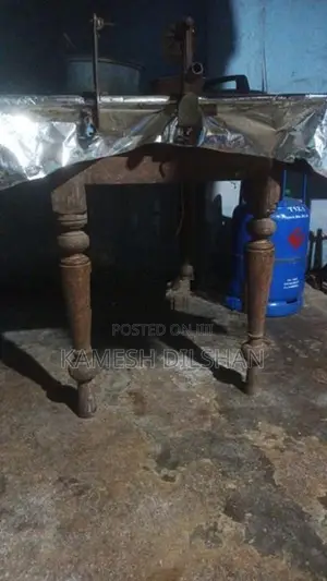 මේසය බාවිත කරන ලද මේස 2ක්