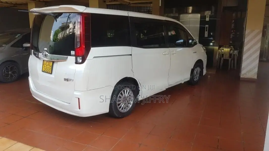 Toyota Noah 2015