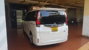 Toyota Noah 2015
