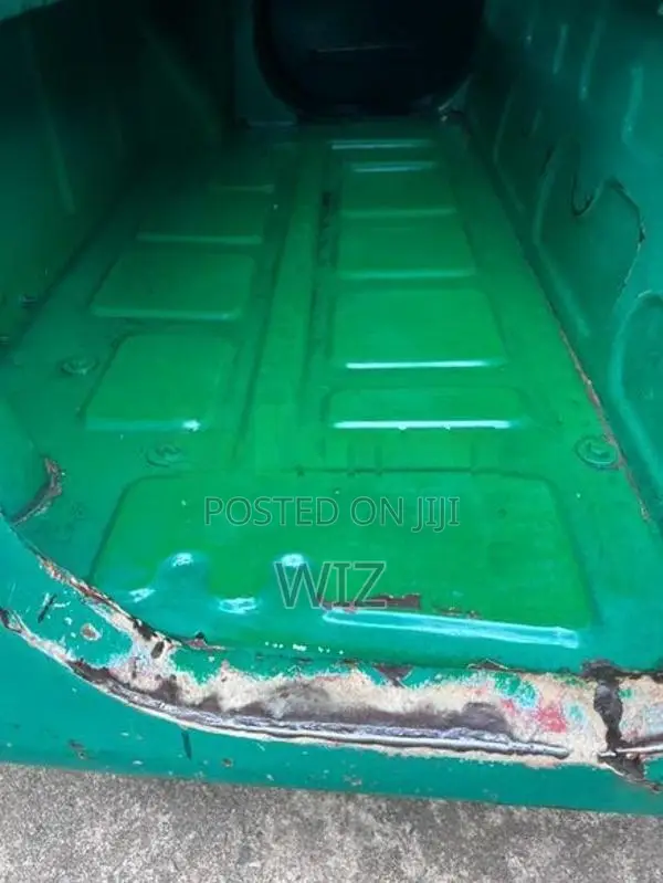 Bajaj RE 205 2013