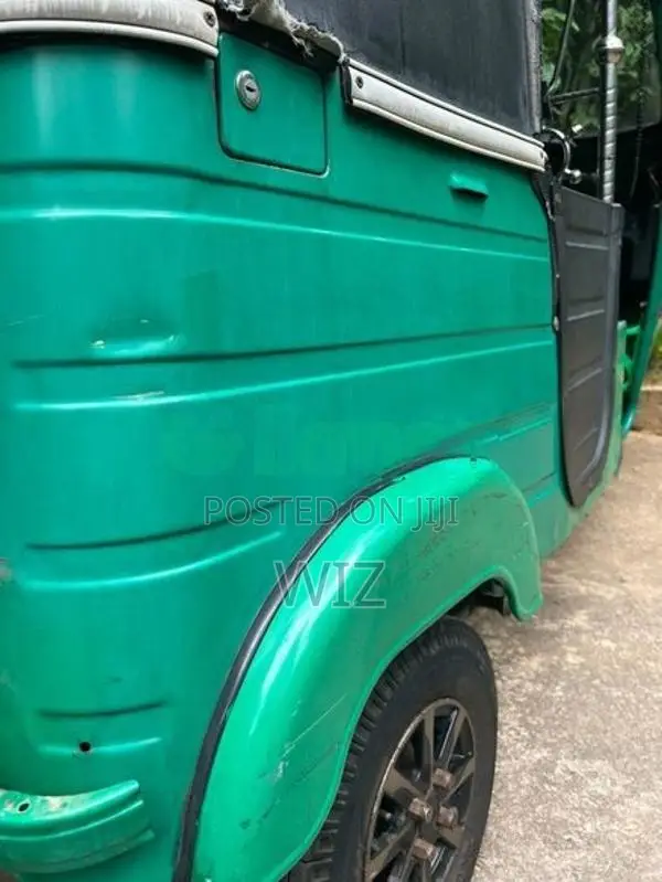 Bajaj RE 205 2013