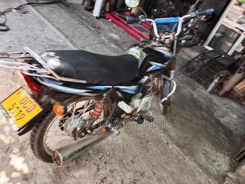 Bajaj CT100 2015