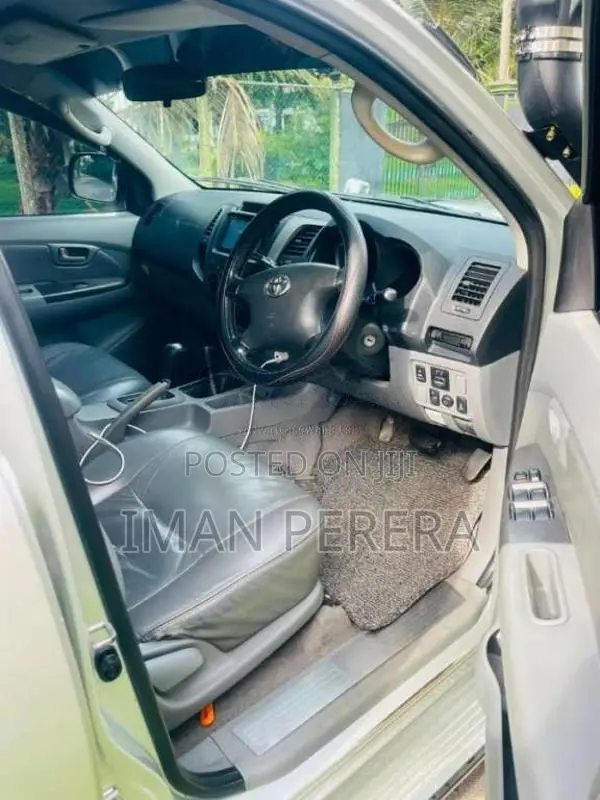 Toyota Hilux Invincible 2012 Pickup (Used)
