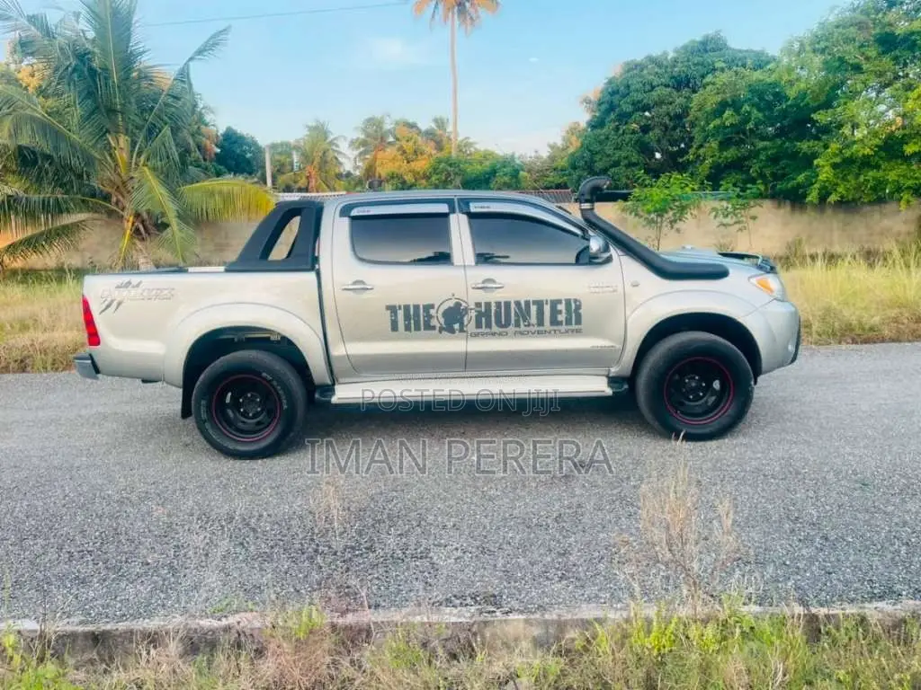 Toyota Hilux Invincible 2012 Pickup (Used)
