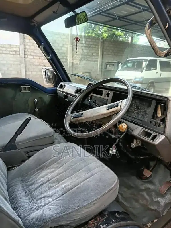 Nissan Caravan 1988 Van (Used)