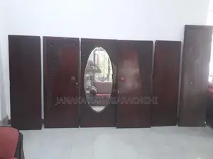 දොර තුන කැටයම් සහිත කොස් ලී අල්මාරිය