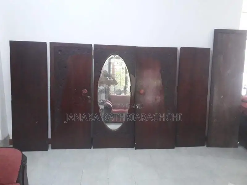 දොර තුන කැටයම් සහිත කොස් ලී අල්මාරිය