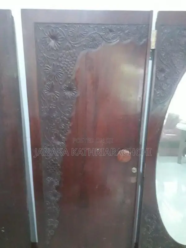 දොර තුන කැටයම් සහිත කොස් ලී අල්මාරිය