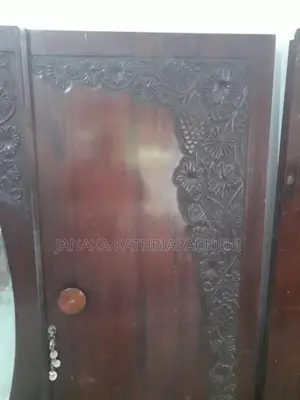 දොර තුන කැටයම් සහිත කොස් ලී අල්මාරිය