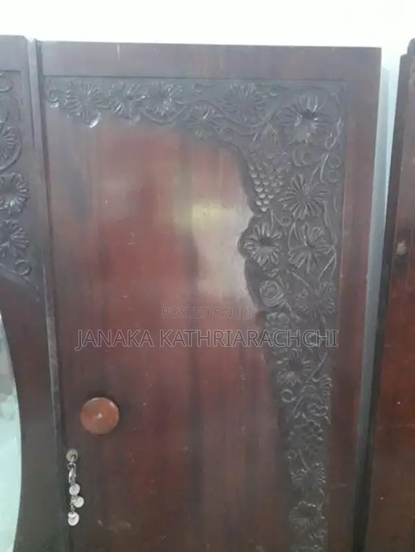 දොර තුන කැටයම් සහිත කොස් ලී අල්මාරිය