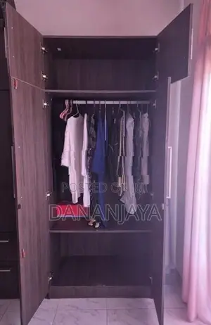 Singer Oregon Wardrobe