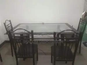 විදුරු කෑම මේසයක්