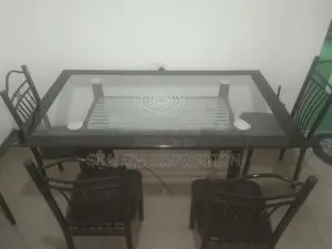 විදුරු කෑම මේසයක්