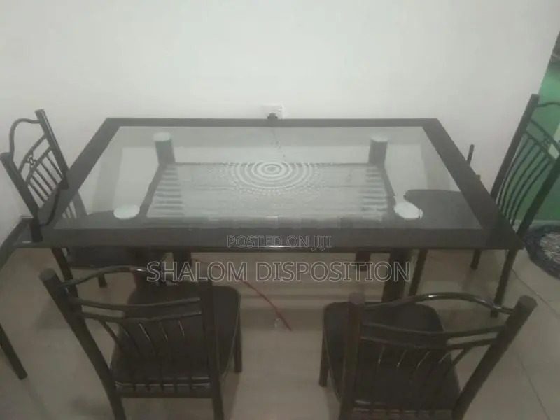 විදුරු කෑම මේසයක්