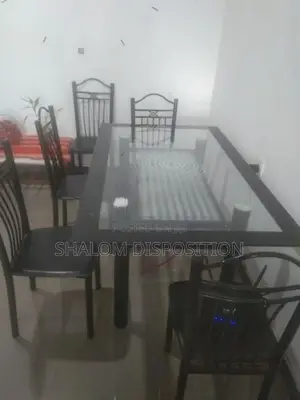 විදුරු කෑම මේසයක්