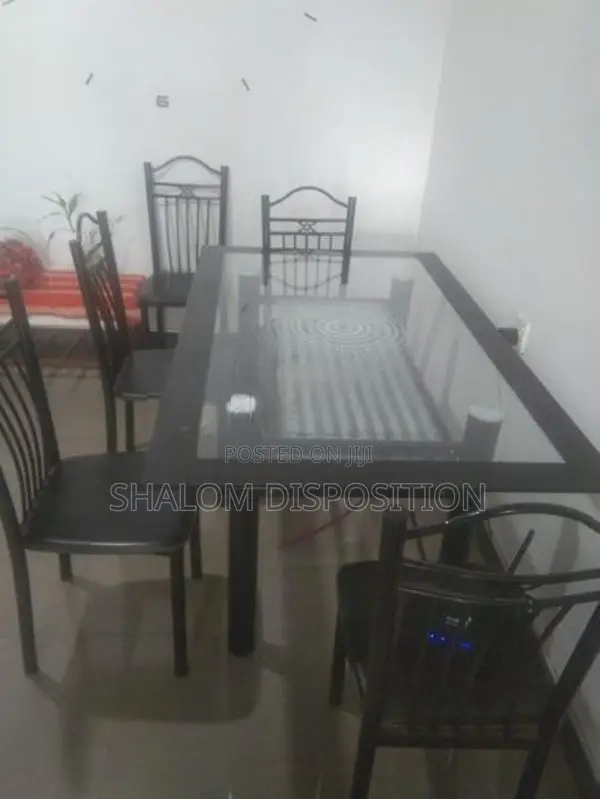 විදුරු කෑම මේසයක්
