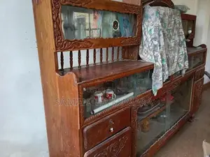 තේක්ක වීදුරු කැබිනට්