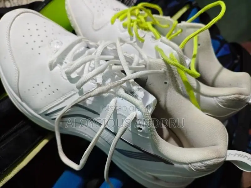 Lining Almighty v Shoes Badminton