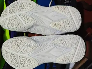 Lining Almighty v Shoes Badminton