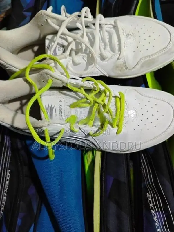 Lining Almighty v Shoes Badminton