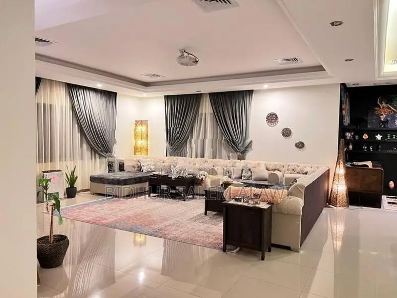 Spacious Modern U-Shaped Chesterfield Sectional sofa