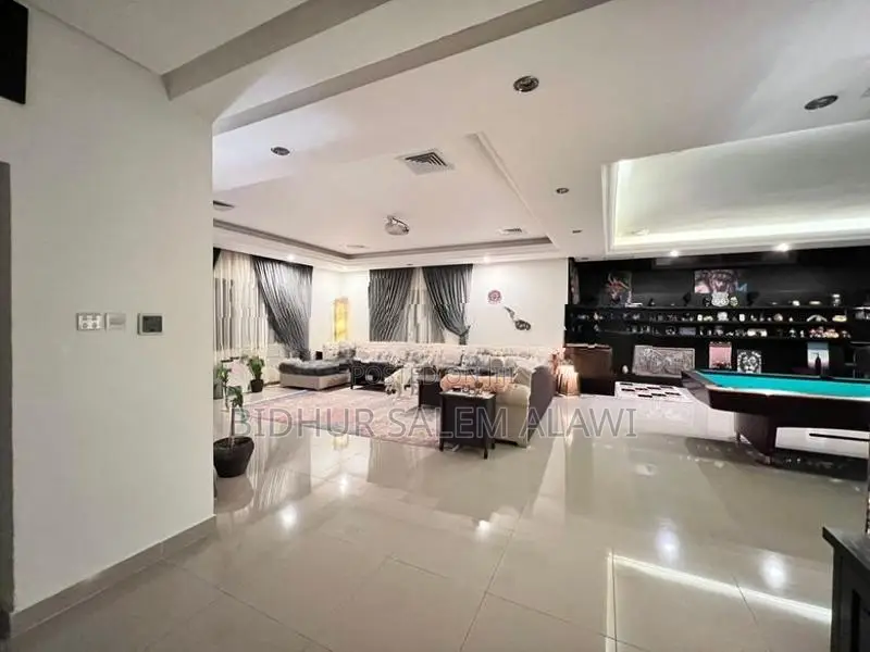 Spacious Modern U-Shaped Chesterfield Sectional sofa
