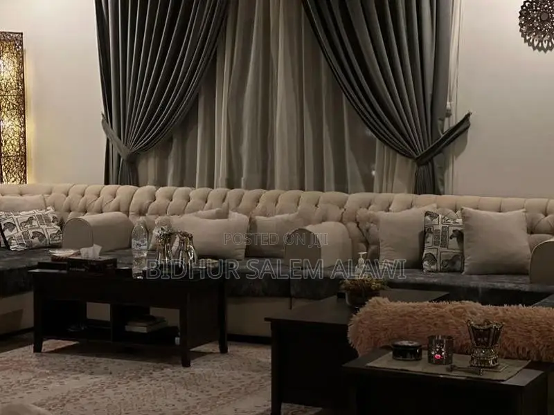 Spacious Modern U-Shaped Chesterfield Sectional sofa