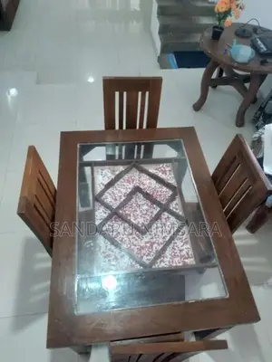පුටු 4ක් සහිත වීදුරු අල්ලපු මේසයක්