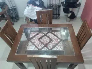 පුටු 4ක් සහිත වීදුරු අල්ලපු මේසයක්