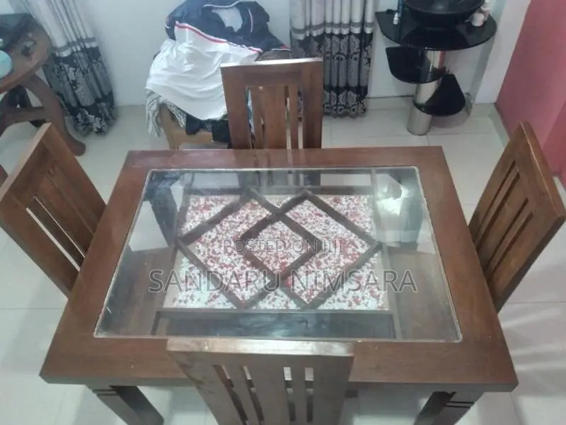 පුටු 4ක් සහිත වීදුරු අල්ලපු මේසයක්