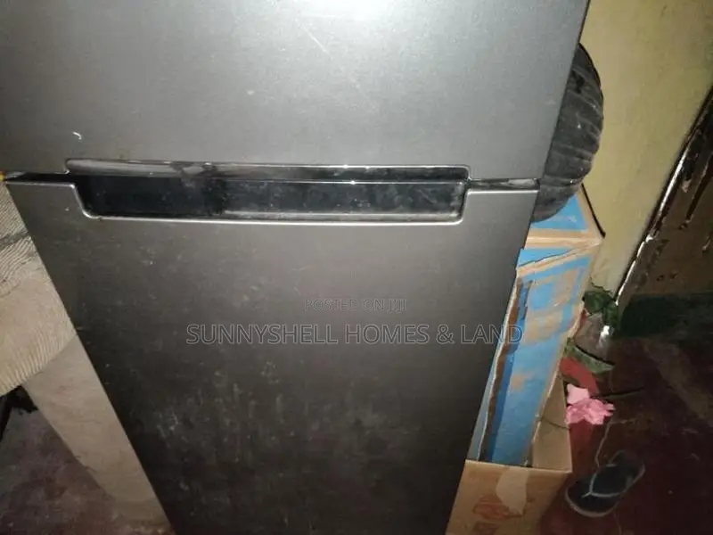 අගනා තත්වයේ Samsung ප්‍රිජ් එකක් විකිණීමට ඇත.