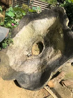 මලක් ආකාරයේ මානෙල් තැටි
