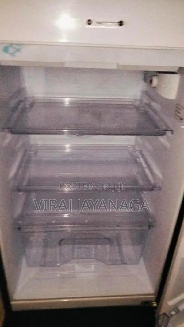 ෆිජ් එකක් විකිනිමට ඇත