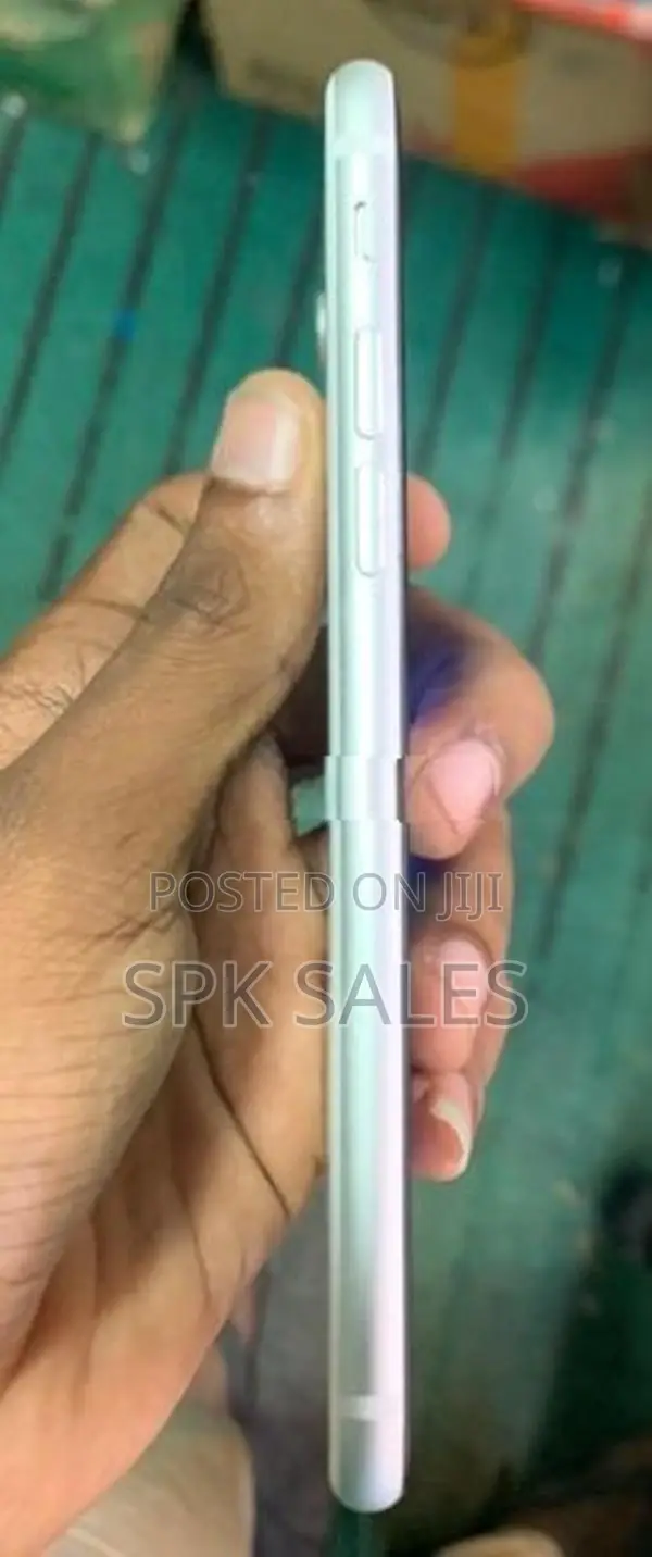 Apple iPhone SE 2 (Used)