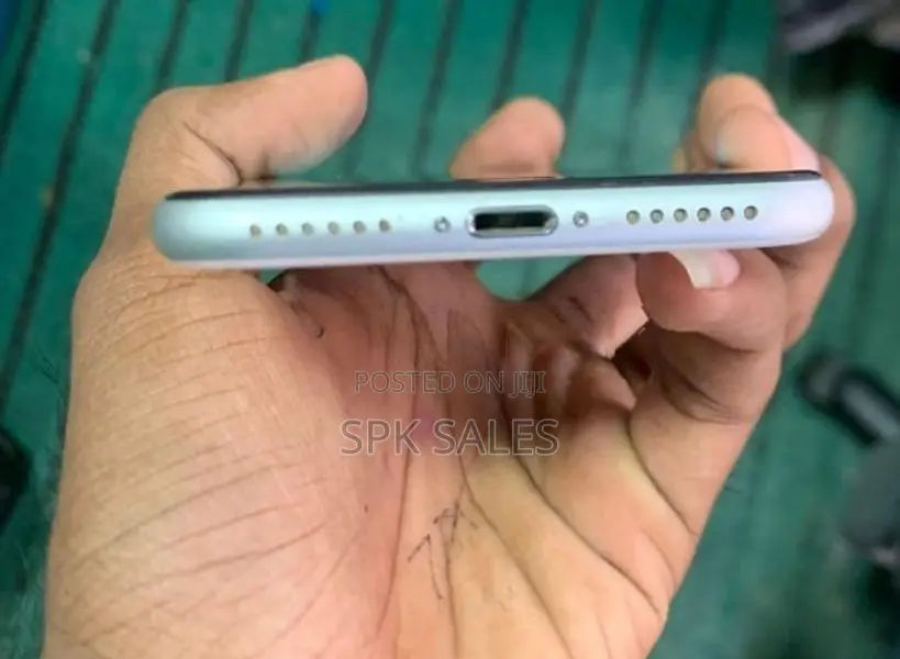 Apple iPhone SE 2 (Used)