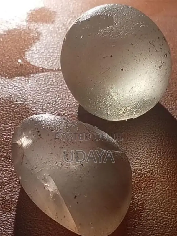 කපා ඔප නොදැමු ස්වභාවික මැණික් ගල්