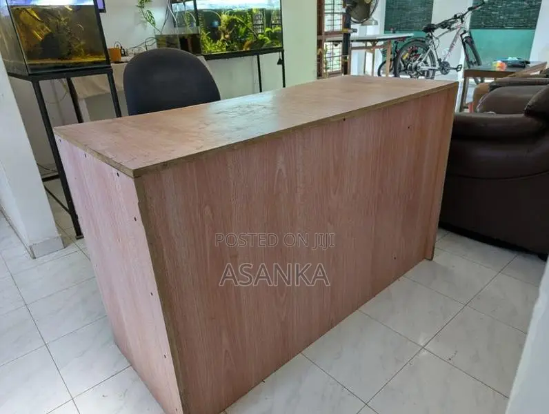 Table 4 Feet with Chair