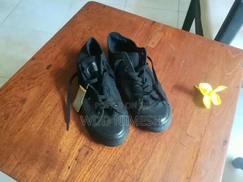 star converse shoe